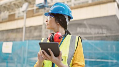 Sokakta dokunmatik ped kullanan genç, güzel İspanyol bir mimar.