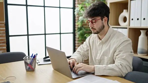 Young Hispanic Man Business Worker Using Laptop Working Office — Zdjęcie stockowe