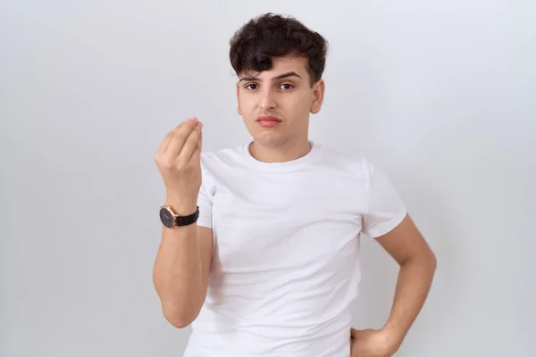 Jovem Homem Não Binário Vestindo Camisa Branca Casual Fazendo Gesto — Fotografia de Stock