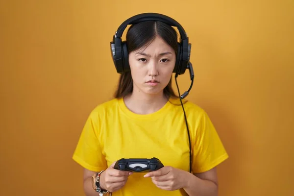 中国年轻女子玩电子游戏时 手里拿着控制器 看起来困倦疲惫 疲惫不堪 精疲力竭 早上眼睛懒洋洋的 — 图库照片