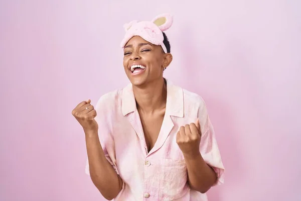 Mulher Afro Americana Usando Máscara Sono Pijama Muito Feliz Animado — Fotografia de Stock
