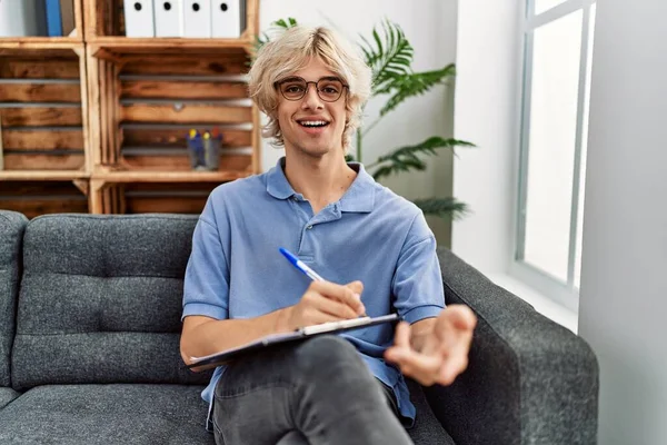 Junger Blonder Mann Schreibt Dokument Psychologischer Klinik — Stockfoto