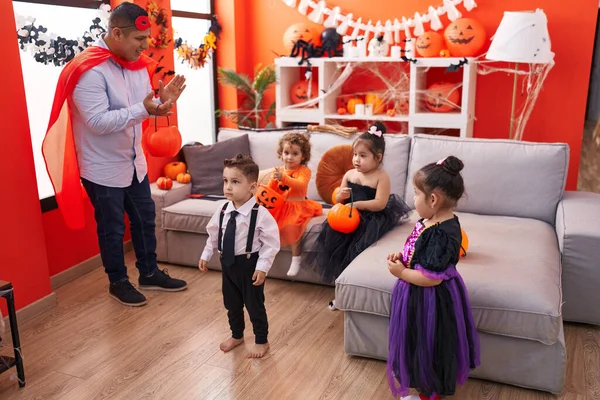 Hispánec Muž Skupina Dětí Kteří Mají Halloween Párty Doma — Stock fotografie