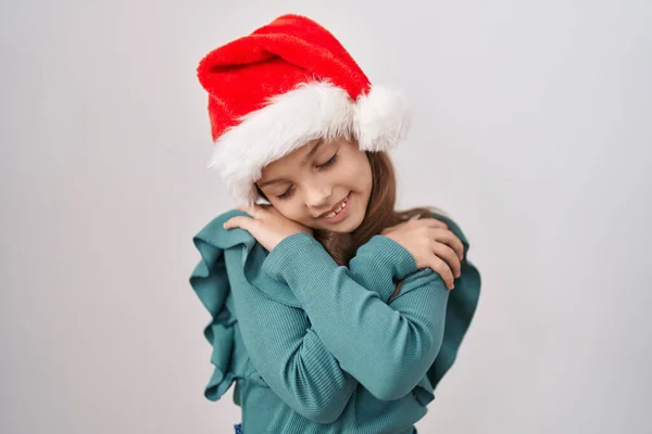 Malá Běloška Oblečená Vánočního Klobouku Objímaje Šťastná Pozitivní Sebevědomě Usmívající — Stock fotografie