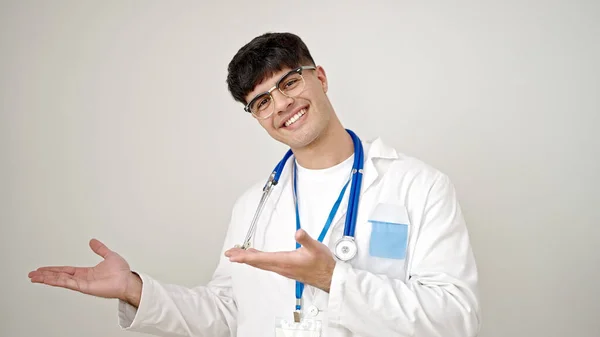 年轻的惊慌失措的医生带着自信的笑容 呈现在孤独的白种人的面前 — 图库照片