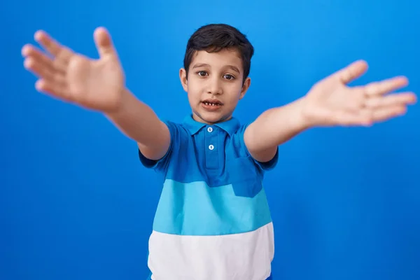 Liten Latinamerikansk Pojke Står Över Blå Bakgrund Tittar Kameran Leende — Stockfoto