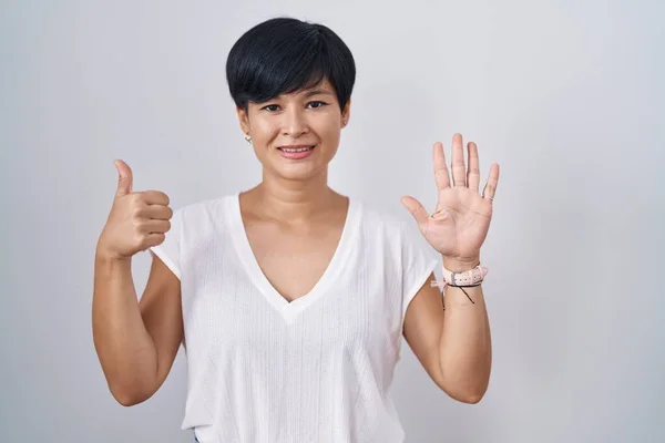 Kısa Saçlı Genç Asyalı Kadın Izole Edilmiş Arka Planda Duruyor — Stok fotoğraf