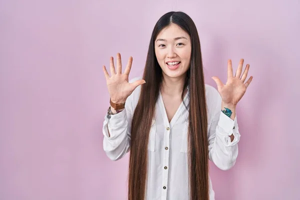 Chinese Young Woman Standing Pink Background Showing Pointing Fingers Number — Stockfoto