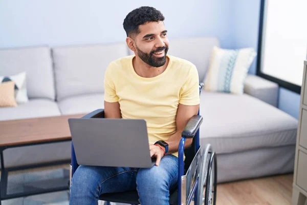 Young Arab Man Using Laptop Sitting Wheelchair Home — Stock Photo, Image