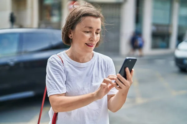 Donna Mezza Età Sorridente Fiducioso Utilizzando Smartphone Strada — Foto Stock