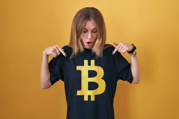 Blond Blank Vrouw Dragen Bitcoin Shirt Naar Beneden Wijzen Met — Stockfoto