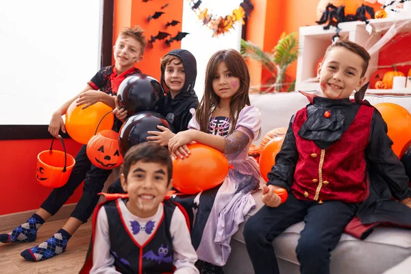 Cadılar Bayramı Kostümü Giymiş Bir Grup Çocuk Evde Balon Tutuyor — Stok fotoğraf