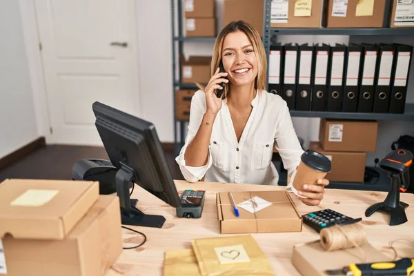 Young Hispanic Woman Ecommerce Business Worker Talking Smartphone Office — Stockfoto