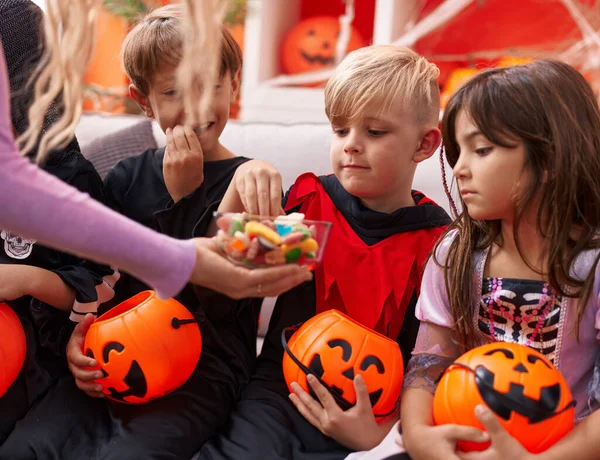 Cadılar Bayramı Kostümü Giyen Bir Grup Çocuk Evde Şeker Alıyor — Stok fotoğraf