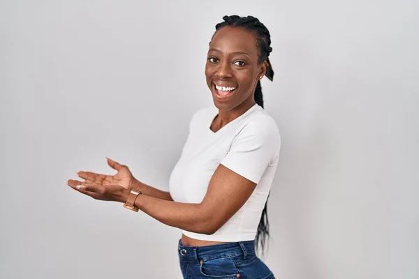 Mooie Zwarte Vrouw Staan Geïsoleerde Achtergrond Wijzen Opzij Met Handen — Stockfoto