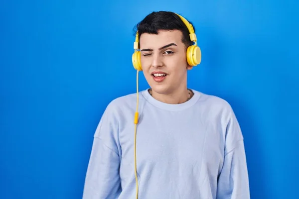 Persona Binaria Escuchando Música Usando Auriculares Guiñando Ojo Mirando Cámara — Foto de Stock