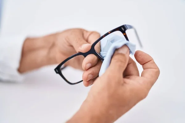 Orta Yaşlı Bir Adam Evde Gözlük Temizliyor — Stok fotoğraf