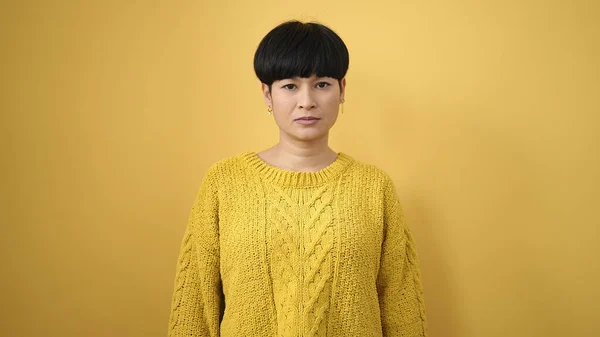 Jovem Chinesa Com Expressão Séria Sobre Fundo Amarelo Isolado — Fotografia de Stock