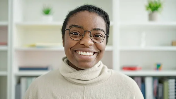 Africano Americano Mulher Estudante Sorrindo Confiante Universidade Biblioteca — Fotografia de Stock