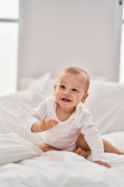 Liebenswertes Kleinkind Lächelt Selbstbewusst Auf Dem Bett Schlafzimmer — Stockfoto