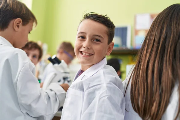 Група Дітей Які Посміхаються Впевнено Використовуючи Мікроскоп Лабораторному Класі — стокове фото