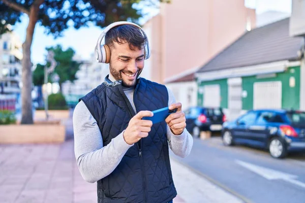 Young Hispanic Man Smiling Confident Playing Video Game Street — Fotografia de Stock
