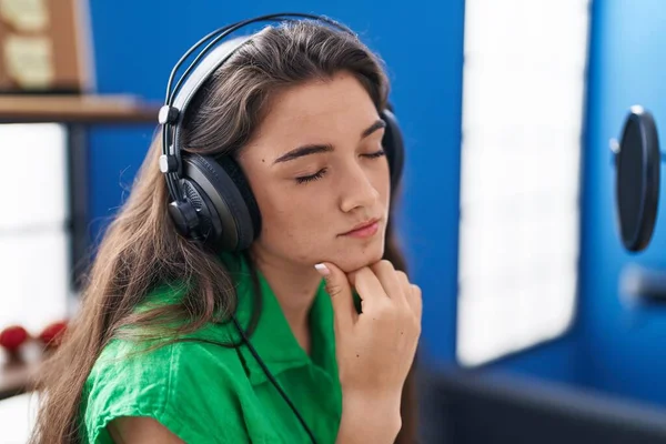 Young Hispanic Woman Artist Listening Music Music Studio — Stock fotografie
