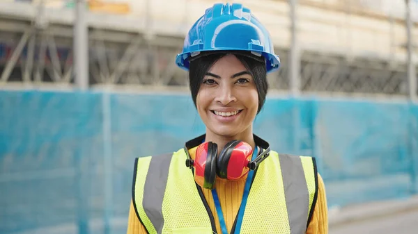 Young Beautiful Hispanic Woman Architect Smiling Confident Standing Street — 图库照片
