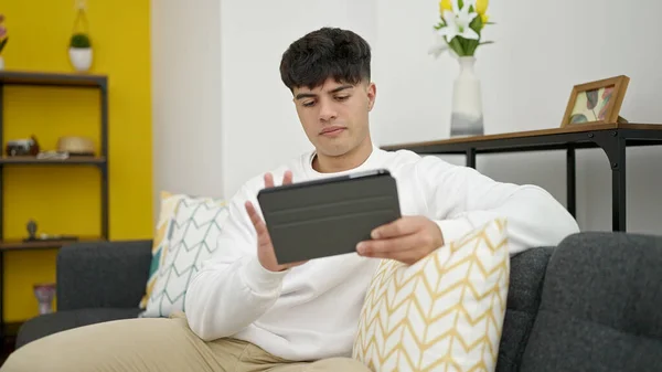 Jeune Homme Hispanique Utilisant Pavé Tactile Assis Sur Canapé Maison — Photo