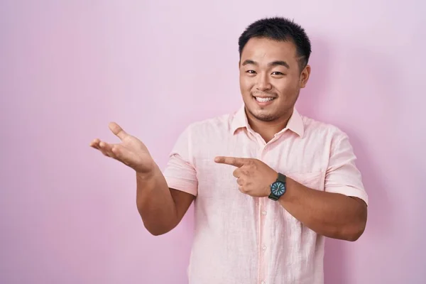Čínský Mladý Muž Stojící Nad Růžovým Pozadím Ohromený Usmívající Kamery — Stock fotografie