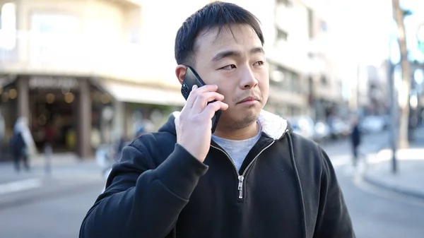 Joven Hombre Chino Hablando Smartphone Con Expresión Seria Calle — Foto de Stock