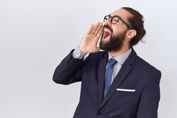 Hispanischer Mann Mit Bart Anzug Und Krawatte Schreit Und Schreit — Stockfoto