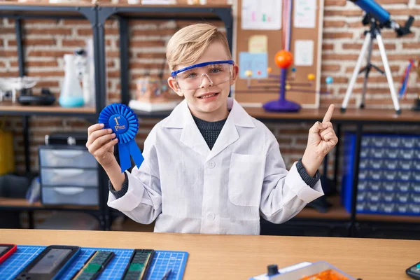 Kleine Blanke Jongen School Wetenschapper Laboratorium Winnen Eerste Prijs Lachend — Stockfoto