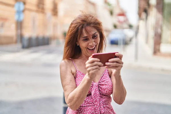 Μέση Ηλικία Γυναίκα Χαμογελά Αυτοπεποίθηση Παίζοντας Βιντεοπαιχνίδι Στο Δρόμο — Φωτογραφία Αρχείου