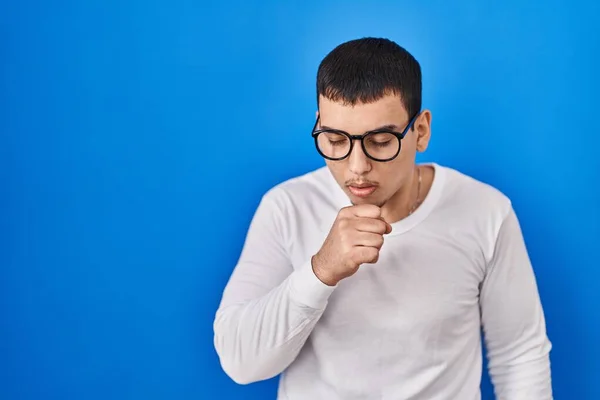 風邪や気管支炎の症状として カジュアルな白いシャツと眼鏡を身に着けている若いアラブ人男性が体調を崩し咳をします ヘルスケアの概念 — ストック写真