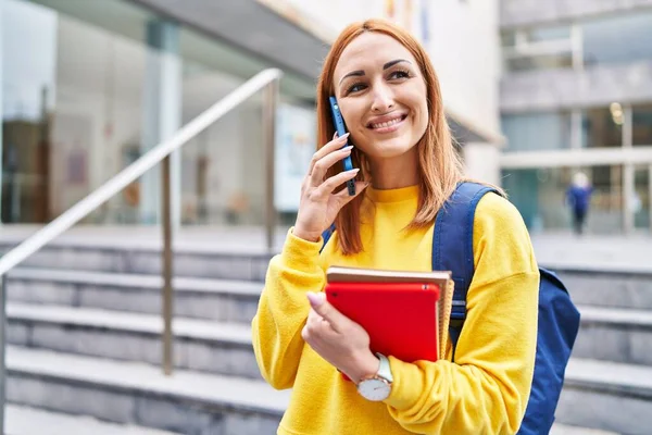 Joven Mujer Caucásica Estudiante Sonriendo Confiado Hablando Teléfono Inteligente Universidad — Foto de Stock