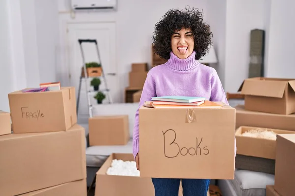 Young Brunette Woman Curly Hair Moving New Home Holding Cardboard — Stock Photo, Image