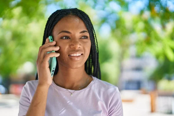 Africano Americano Mulher Sorrindo Confiante Falando Smartphone Parque — Fotografia de Stock