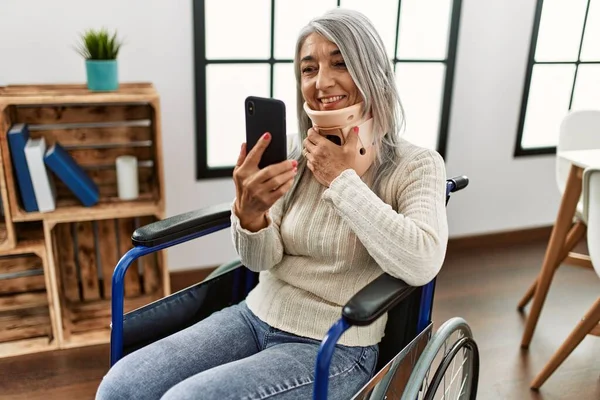 Grauhaarige Frau Mittleren Alters Die Hause Rollstuhl Sitzt Und Telekonsultation — Stockfoto