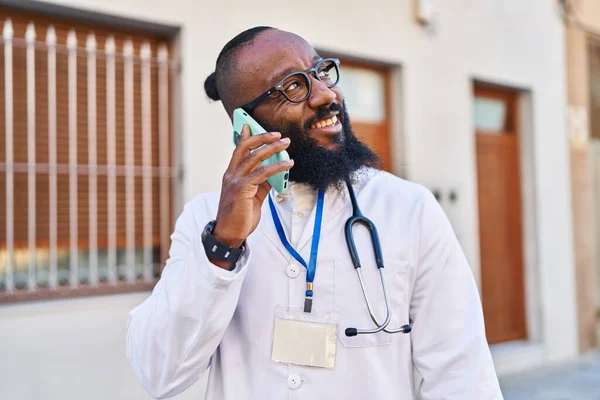 Молодой Африканский Американец Одетый Медицинскую Форму Пользуется Смартфоном Больнице — стоковое фото