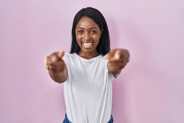 Jeune Femme Africaine Portant Shirt Blanc Décontracté Pointant Vers Vous — Photo