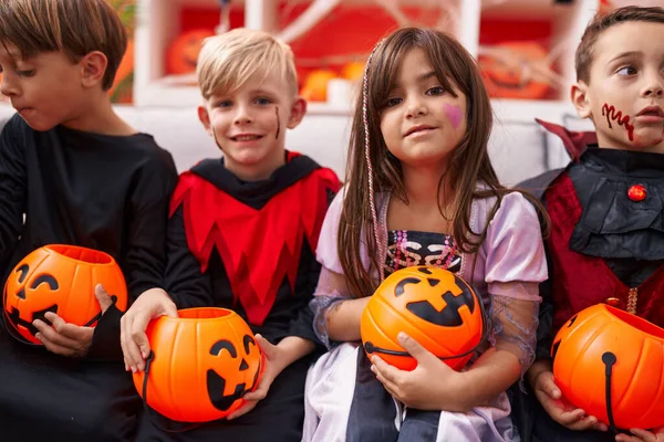 Grupo Niños Con Disfraz Halloween Sosteniendo Cesta Calabaza Casa —  Fotos de Stock