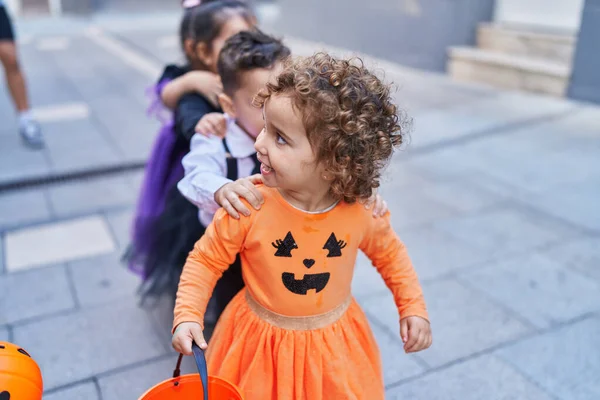 Halloween Jelmezes Gyerekek Egy Csoportja Együtt Sétál Utcán — Stock Fotó