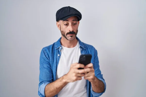 Hispanic Man Beard Using Smartphone Typing Message Relaxed Serious Expression — Stock Photo, Image