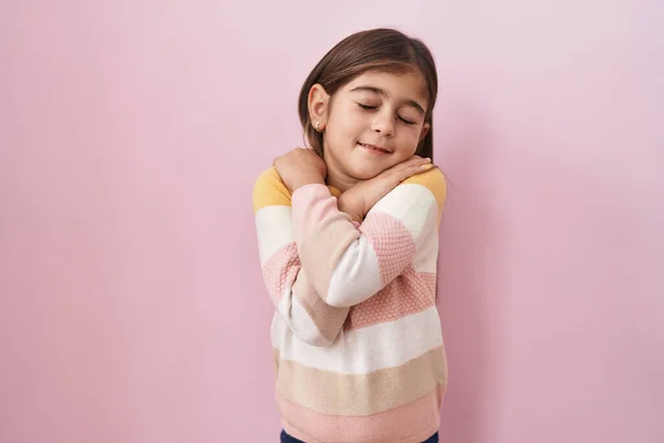 Маленькая Латиноамериканка Свитере Розовом Фоне Обнимает Себя Счастливой Позитивной Уверенно — стоковое фото