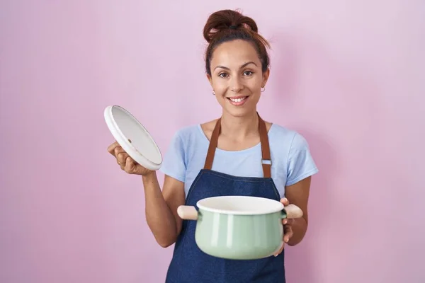 Brunette Woman Wearing Apron Holding Cooking Pot Smiling Happy Cool — Stock Photo, Image