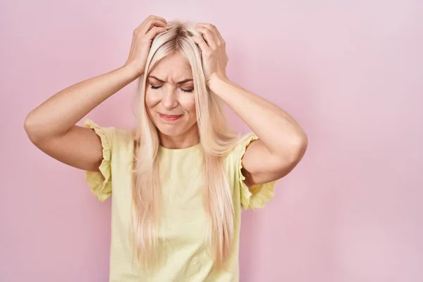 Blanke Vrouw Staat Roze Achtergrond Die Lijdt Aan Hoofdpijn Wanhopig — Stockfoto