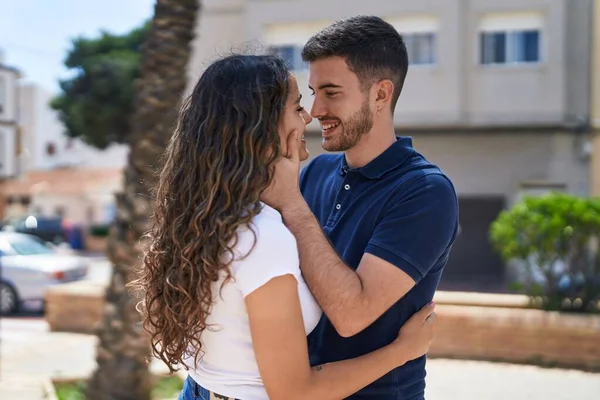 Νεαρό Ζευγάρι Ισπανόφωνων Που Χαμογελούν Αυτοπεποίθηση Αγκαλιάζονται Και Φιλιούνται Στο — Φωτογραφία Αρχείου
