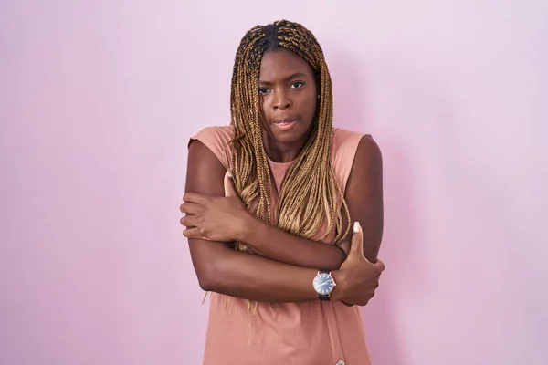 Αφροαμερικανή Γυναίκα Πλεγμένα Μαλλιά Στέκεται Πάνω Από Ροζ Φόντο Τρέμουν — Φωτογραφία Αρχείου