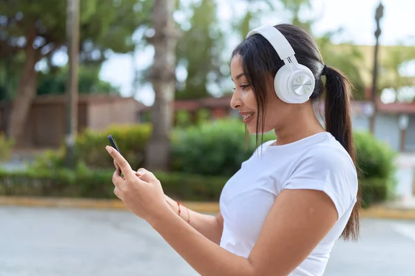 Jonge Arabische Vrouw Luisteren Naar Muziek Straat — Stockfoto